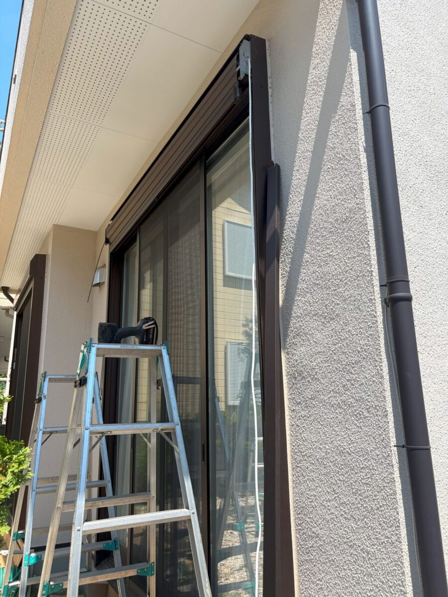 東京都調布市　A様邸　掃き出し窓も腰窓もソムフィキットでシャッター電動化