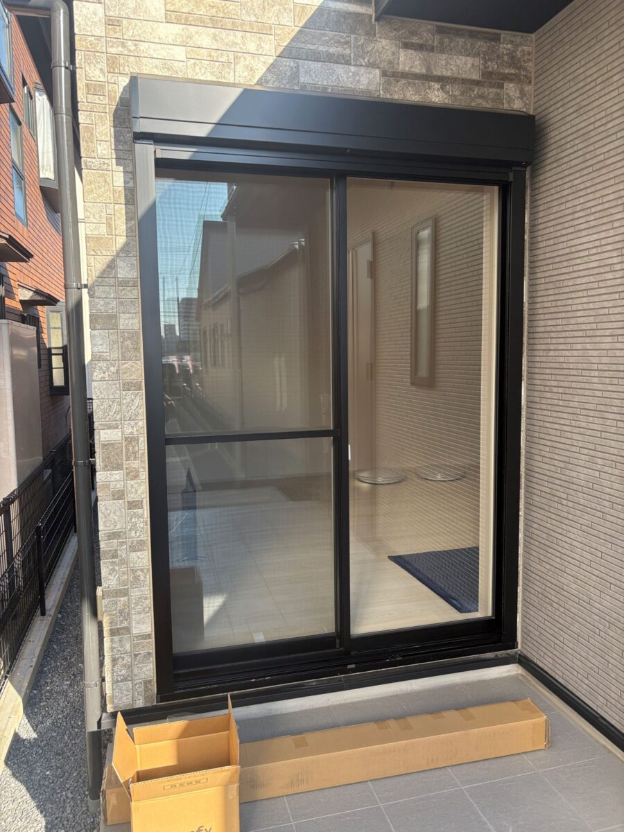 埼玉県越谷市　Y様邸　　LIXILリクシルの手動窓シャッターをソムフィキットで電動化工事