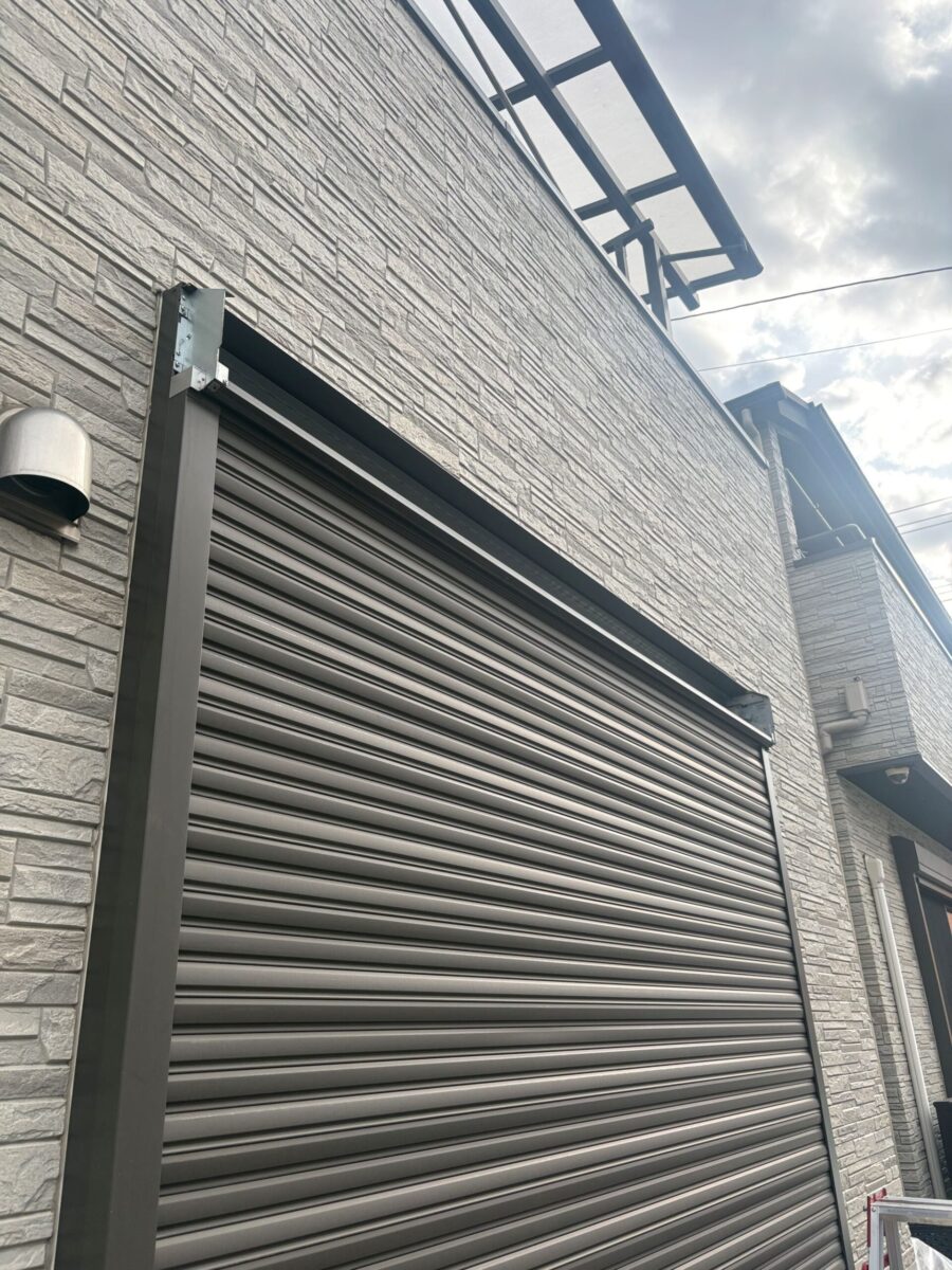 東京都羽村市　Ｋ様邸　リビング窓の手動シャッターをソムフィキットで電動化工事　ＬＩＸＩＬ製
