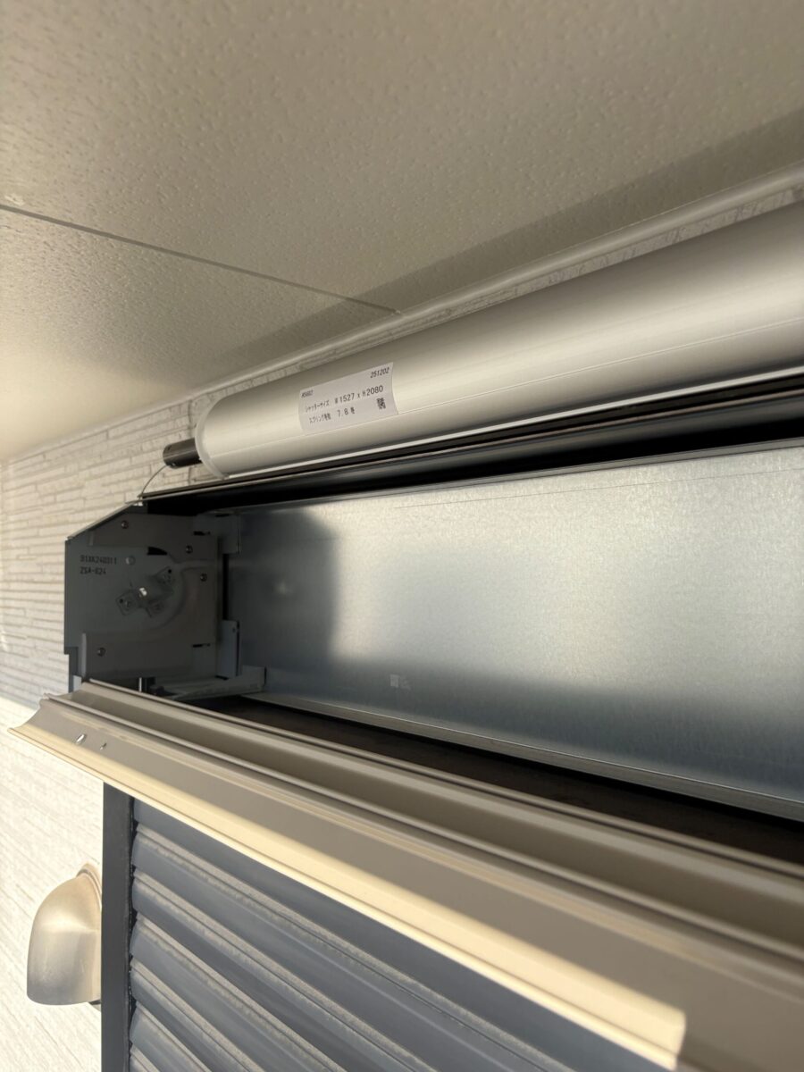 神奈川県横浜市 T様邸 リクシルの手動シャッターをソムフィキットで電動化工事