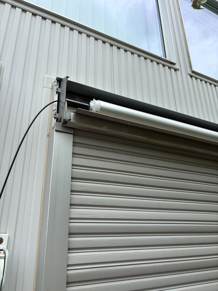 茨城県つくば市　B様邸　LIXIL製の手動シャッターのソムフィキット電動化で遠隔操作も可能